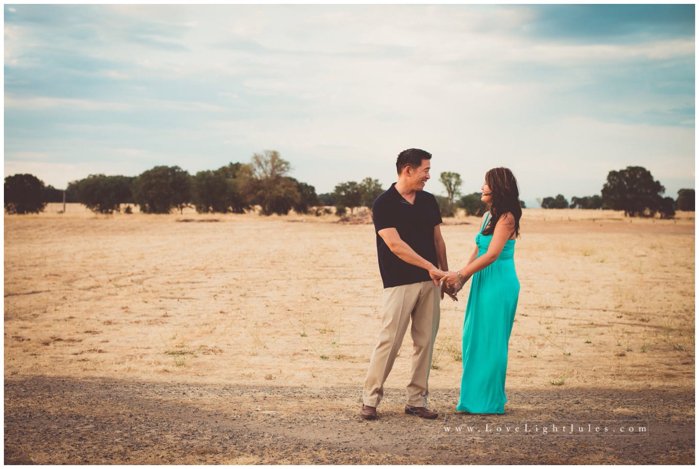 Image-of-mom-and-dad-at-family-photo-session-in-Sacramento-Gibson-Ranch