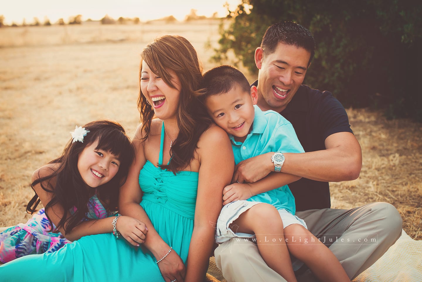 Image-of-Sacramento-outdoor-family-photo-session-at-gibson-ranch