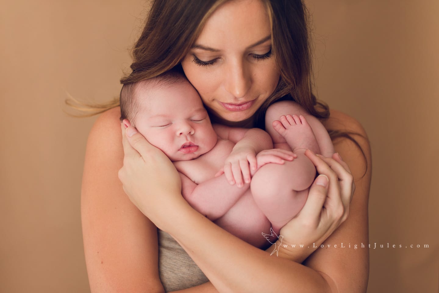 image-of-mom-and-newborn-baby-by-sacramento-photographer