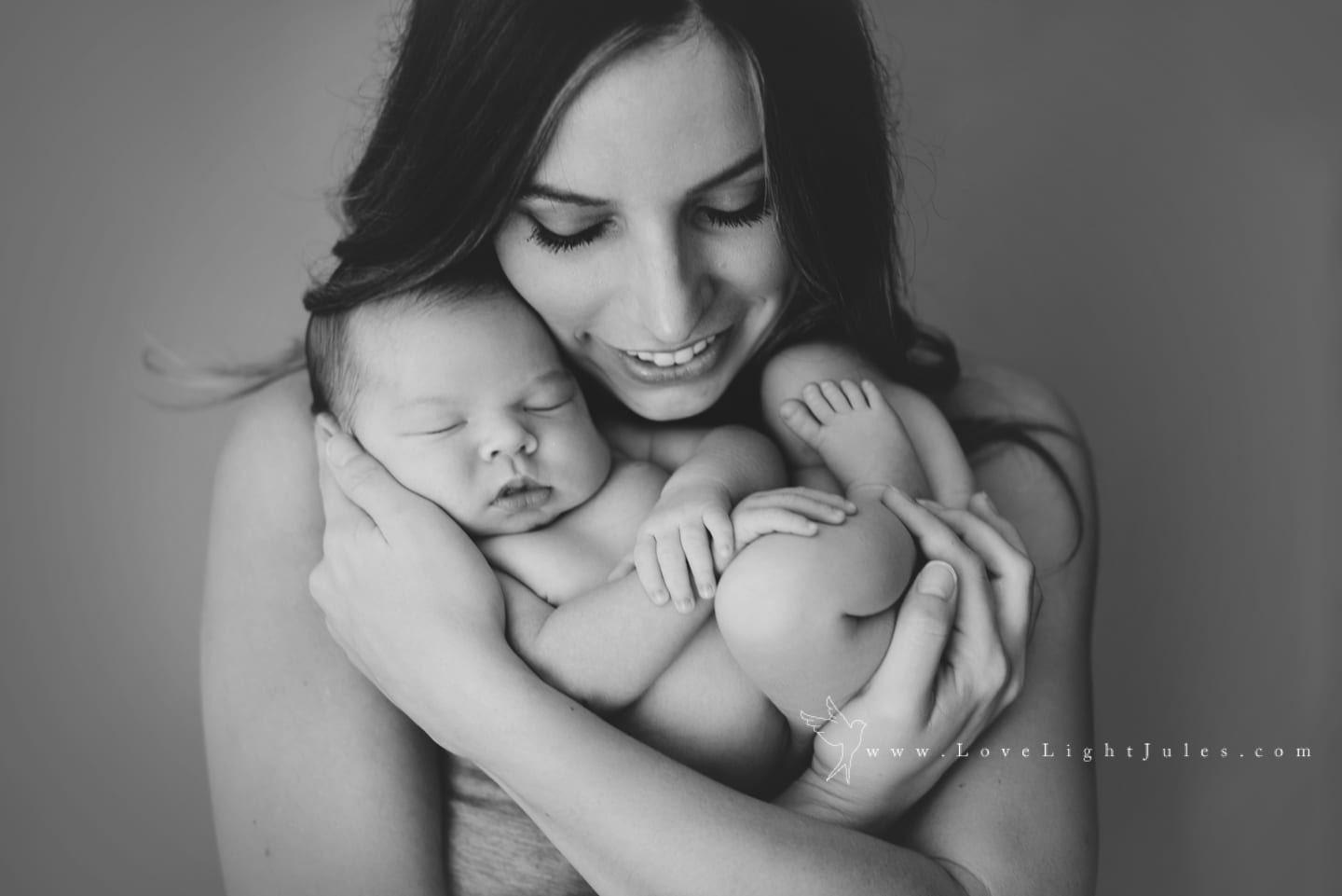 black-and-white-image-of-mom-holding-newborn
