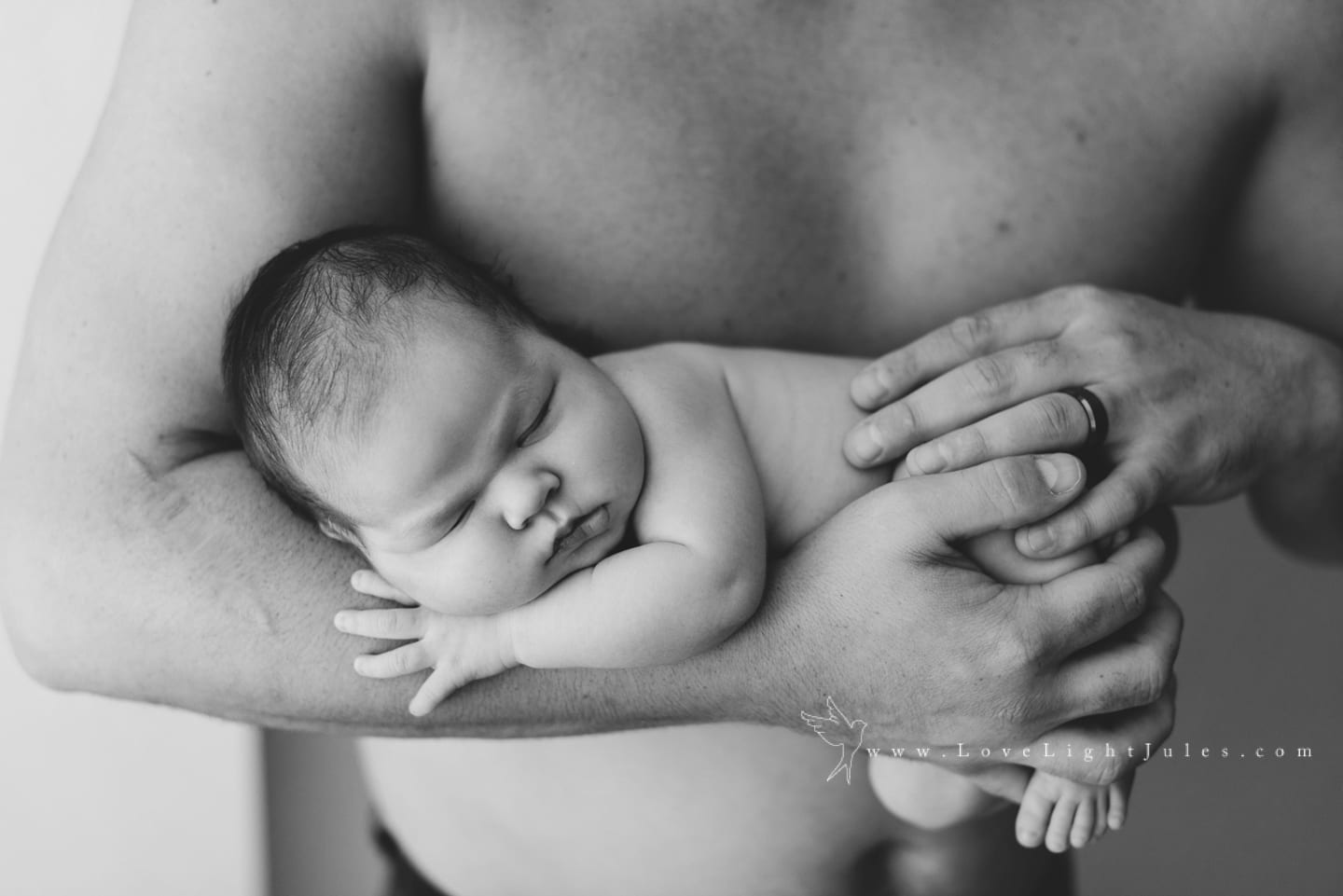dad-and-newborn-baby-in-black-and-white