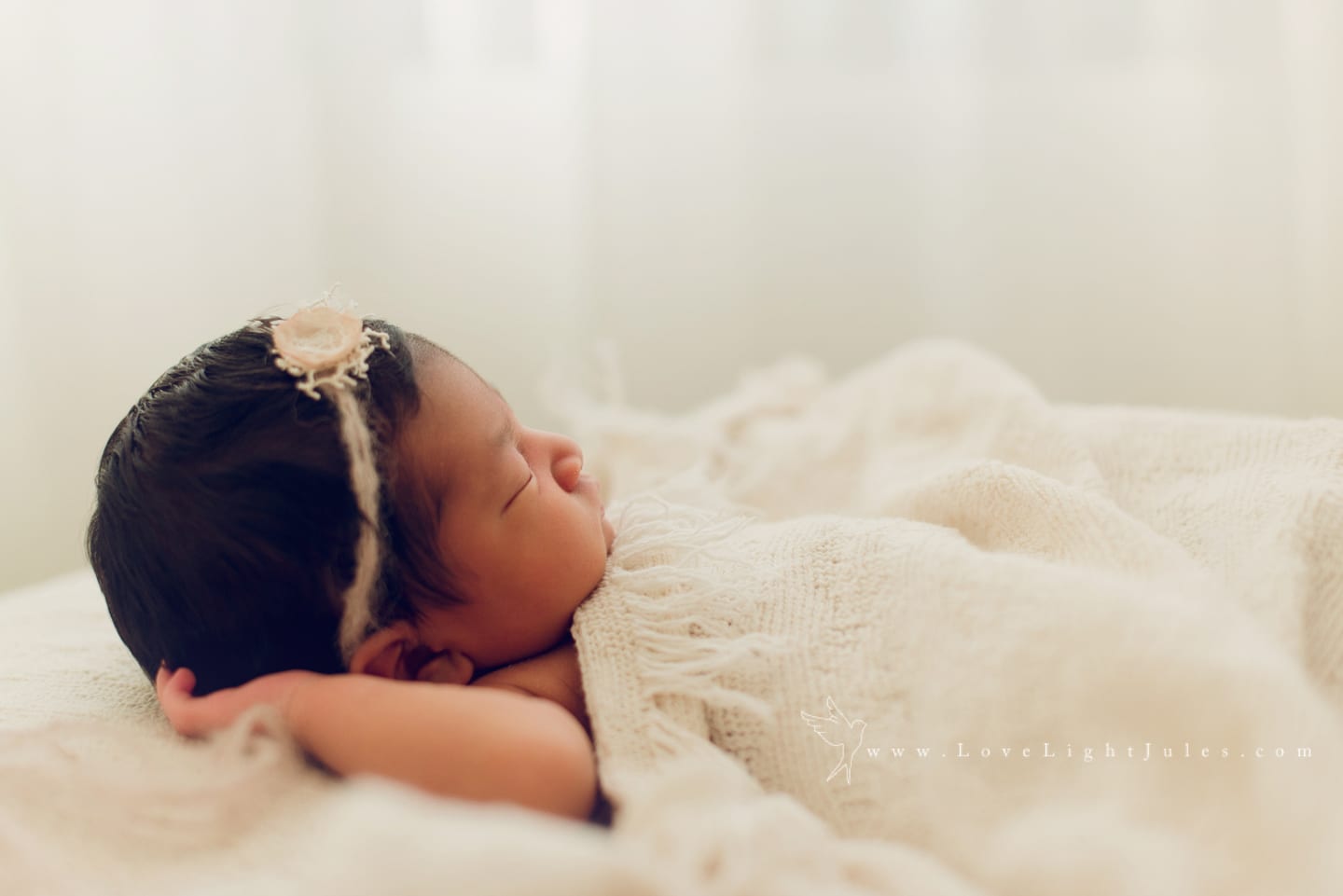 image-of-newborn-with-cream-blanket-by-sacramento-photographer