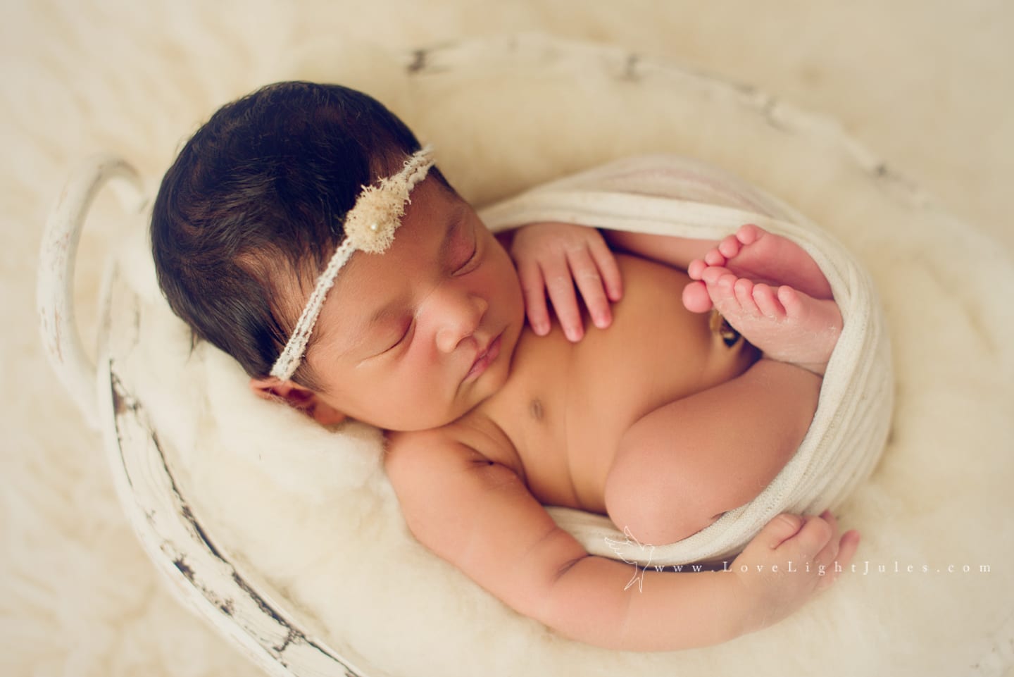 image-of-newborn-with-white-background-by-sacramento-photographer