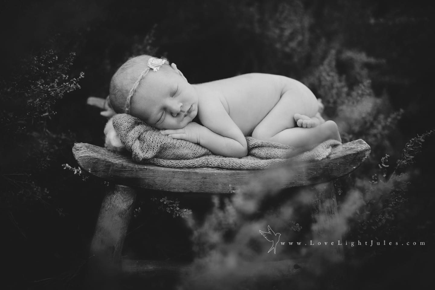 black-and-whiteimage-of-outdoor-newborn-photo-session-by-sacramento-photographer