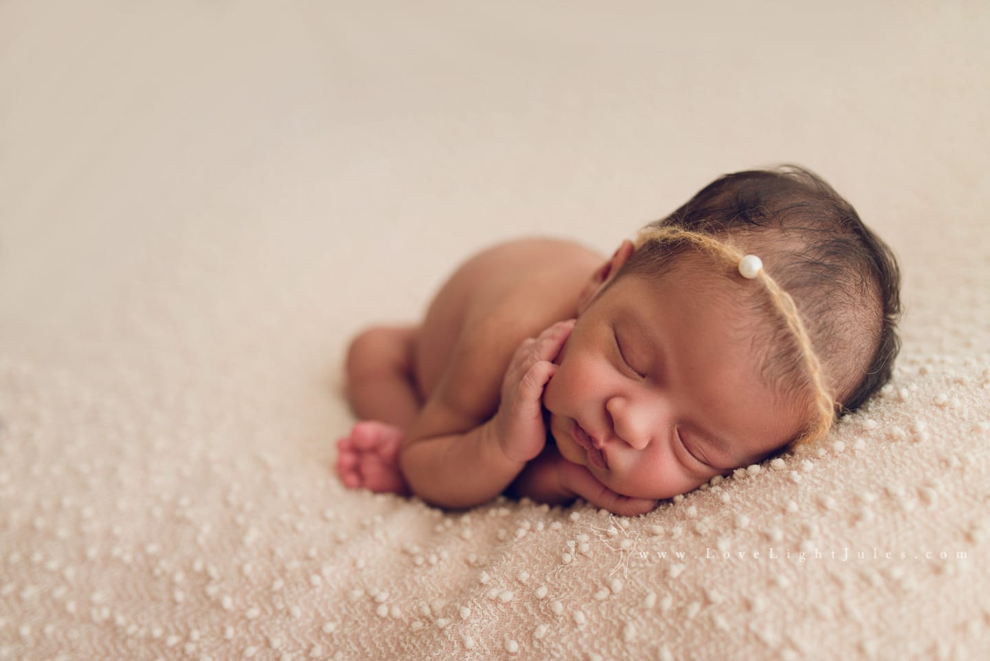 image-of-newborn-baby-on-cream-blanket-by-sacramento-photographer