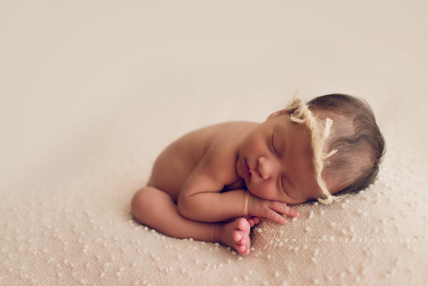 image-of-newborn-baby-on-cream-blanket-by-sacramento-photographer