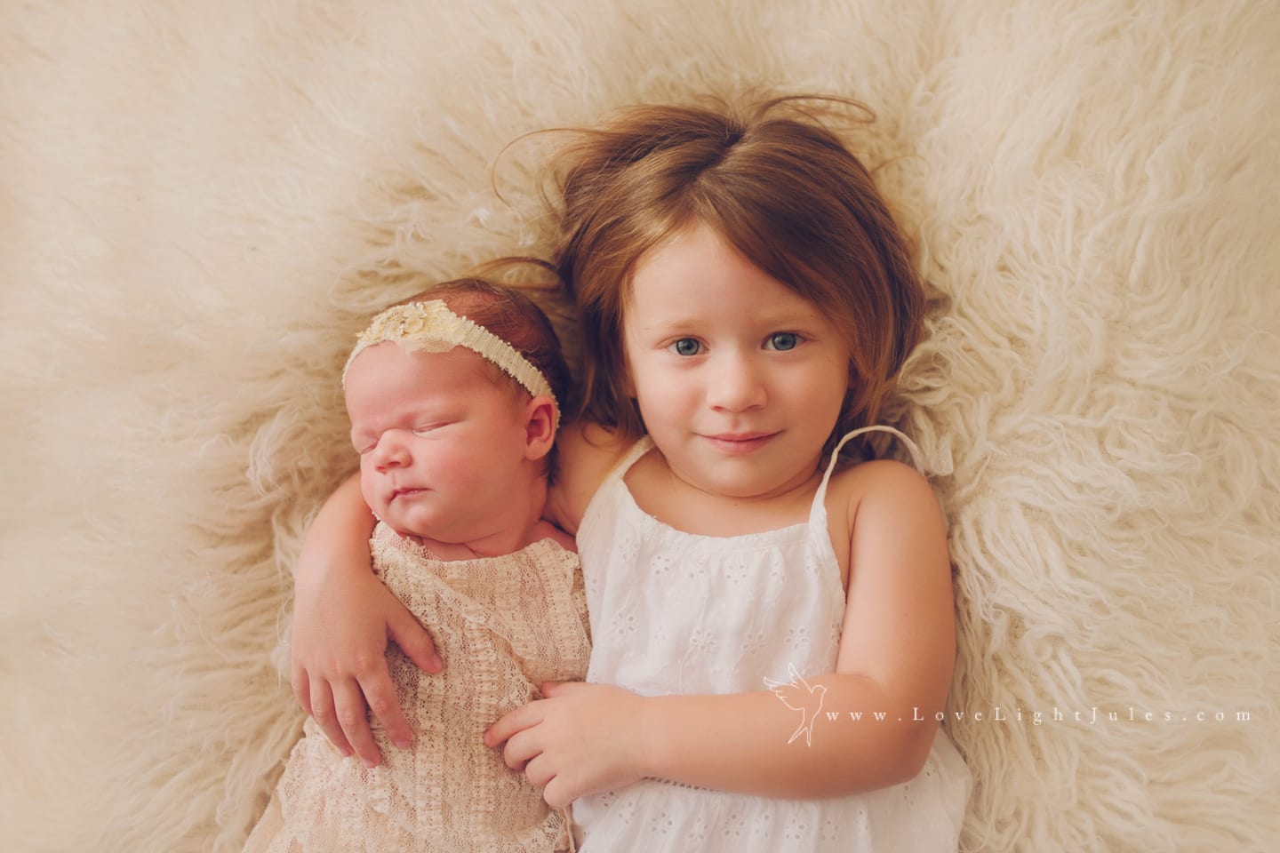 sister-and-baby--photo--by-sacramento-newborn-photographer