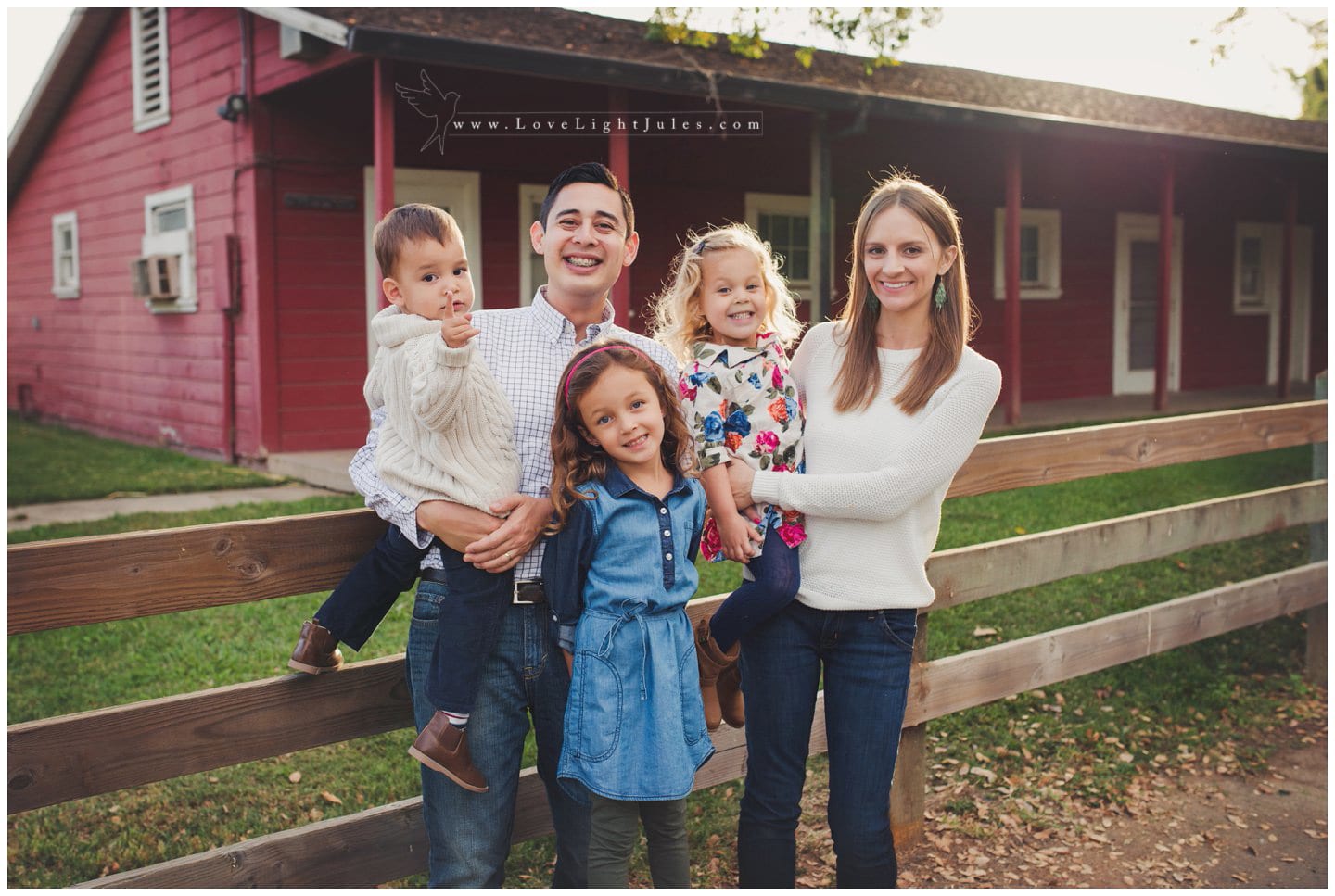 Image-by-family-sacramento-photographer-with-red-barn