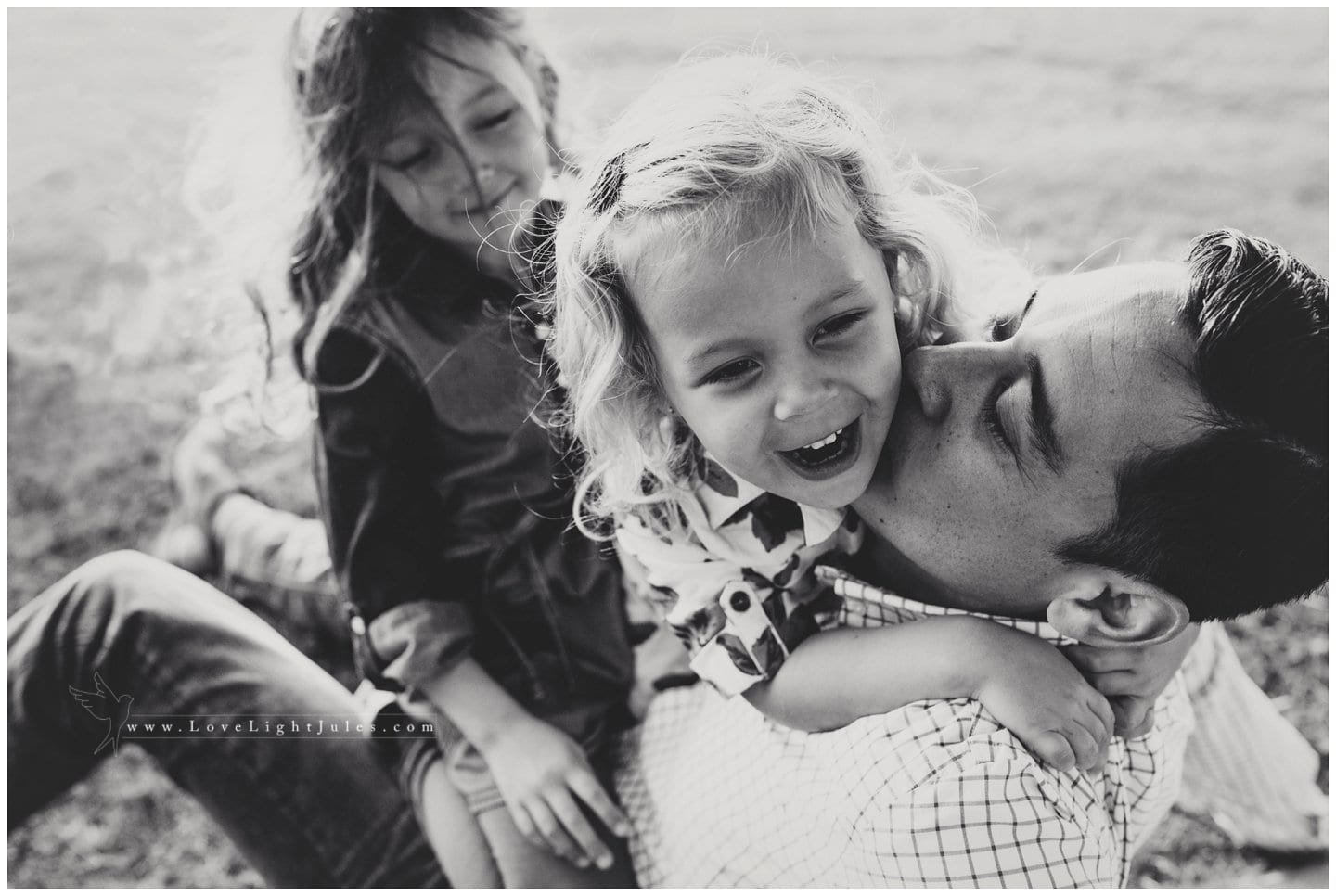 kids-piling-up-on-dad-during-sacramento-photo-session