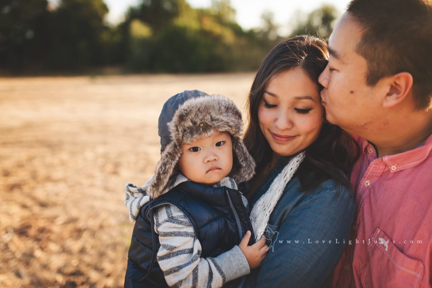 outdoor-family-photo-in-field-by-sacramento-photographer