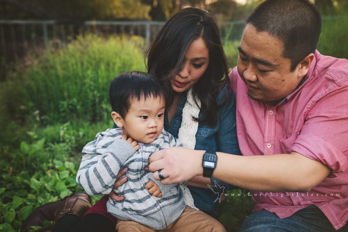 mom-dad-and-child-photo-in-grass-by-sacramento-photographer