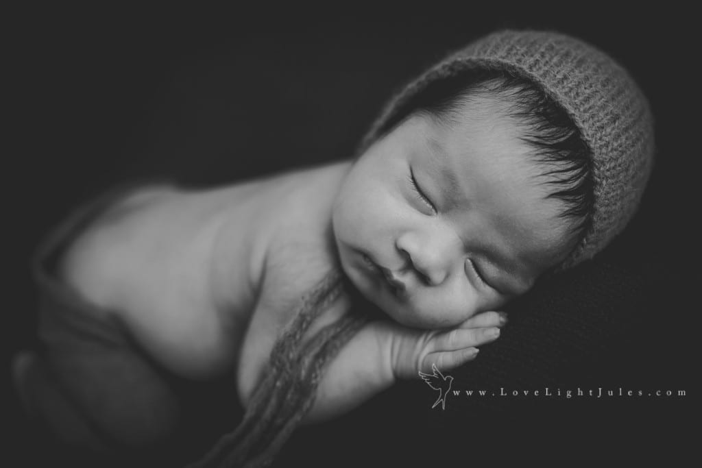 black-and-white-image-of-newborn-photo-session