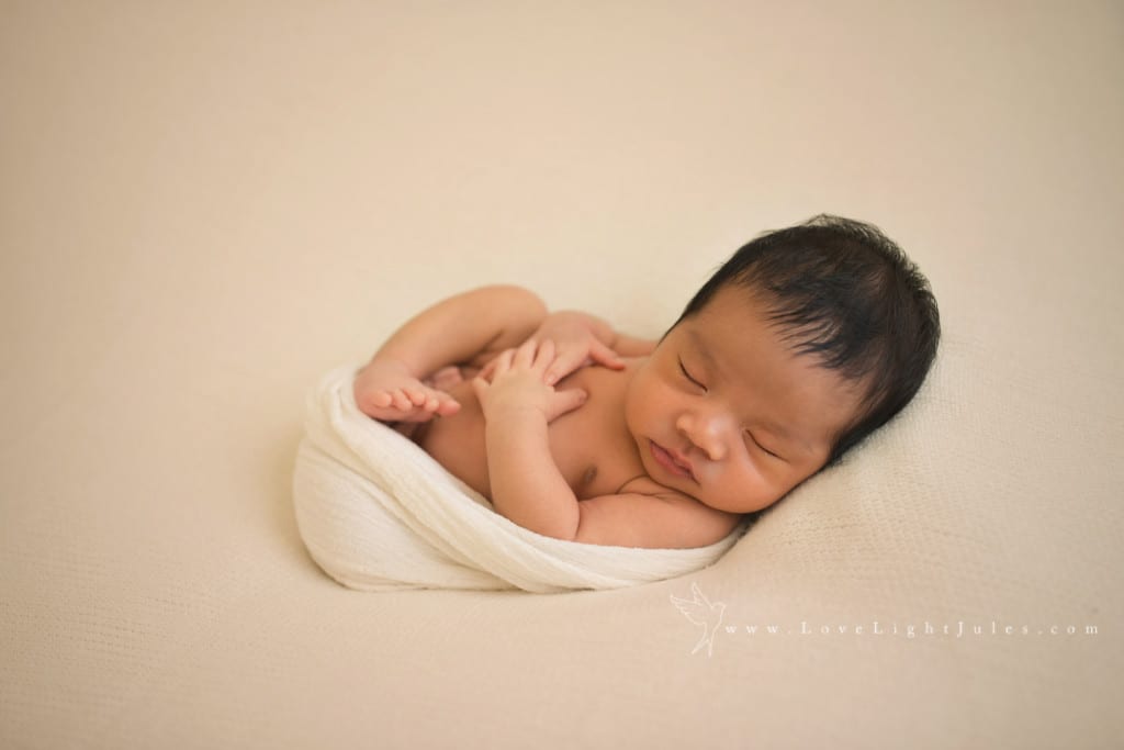 Sacramento-photo-session-of-newborn