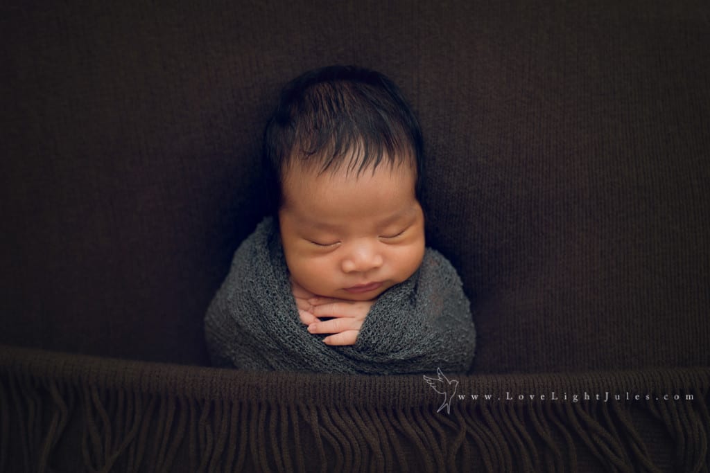 tucked-in-pose-by-newborn-photographer-in-sacramento