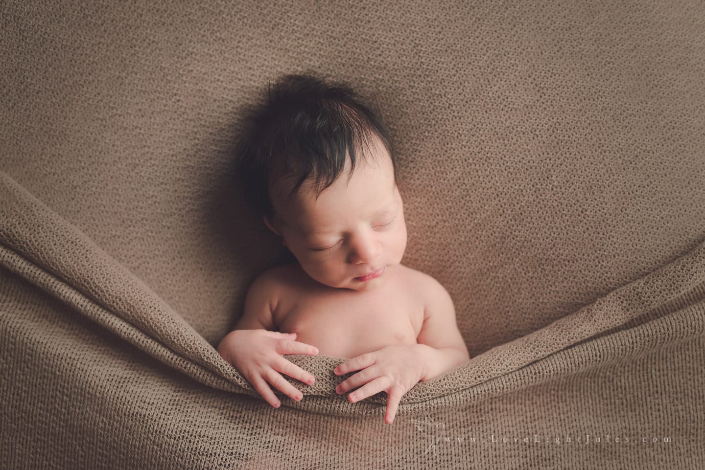 relaxed-baby-pose-at-sacramento-newborn-photo-shoot