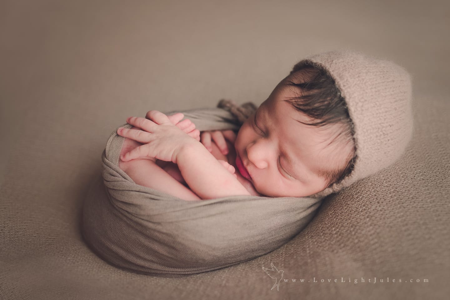 curled-up-pose-by-sacramento-newborn-studio-photographer