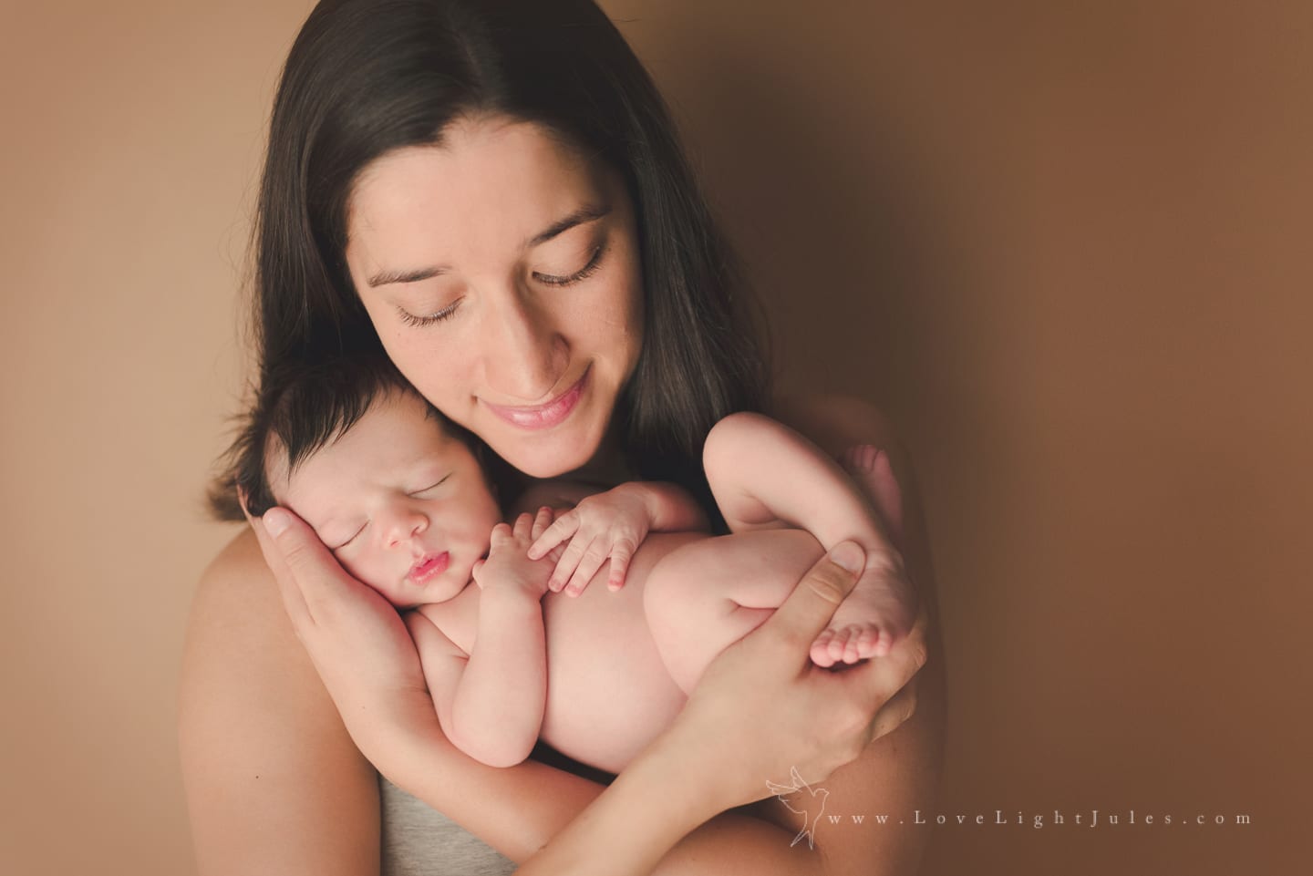portrait-of-mother-and-newborn-by-sacramento-photographer