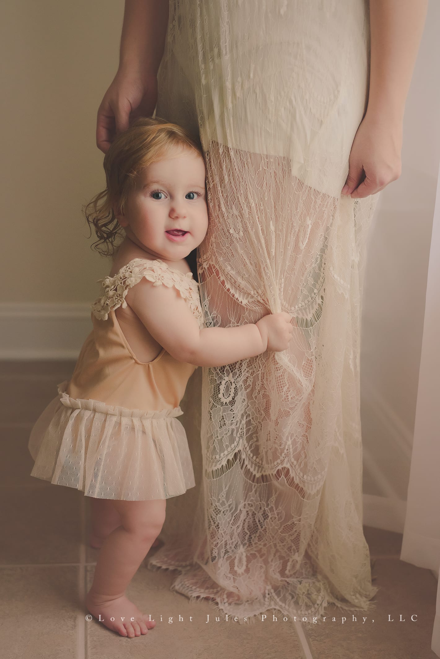 photo-of-daughter-with-mom-in-lace-vintage-wear-by-sacramento-photographer