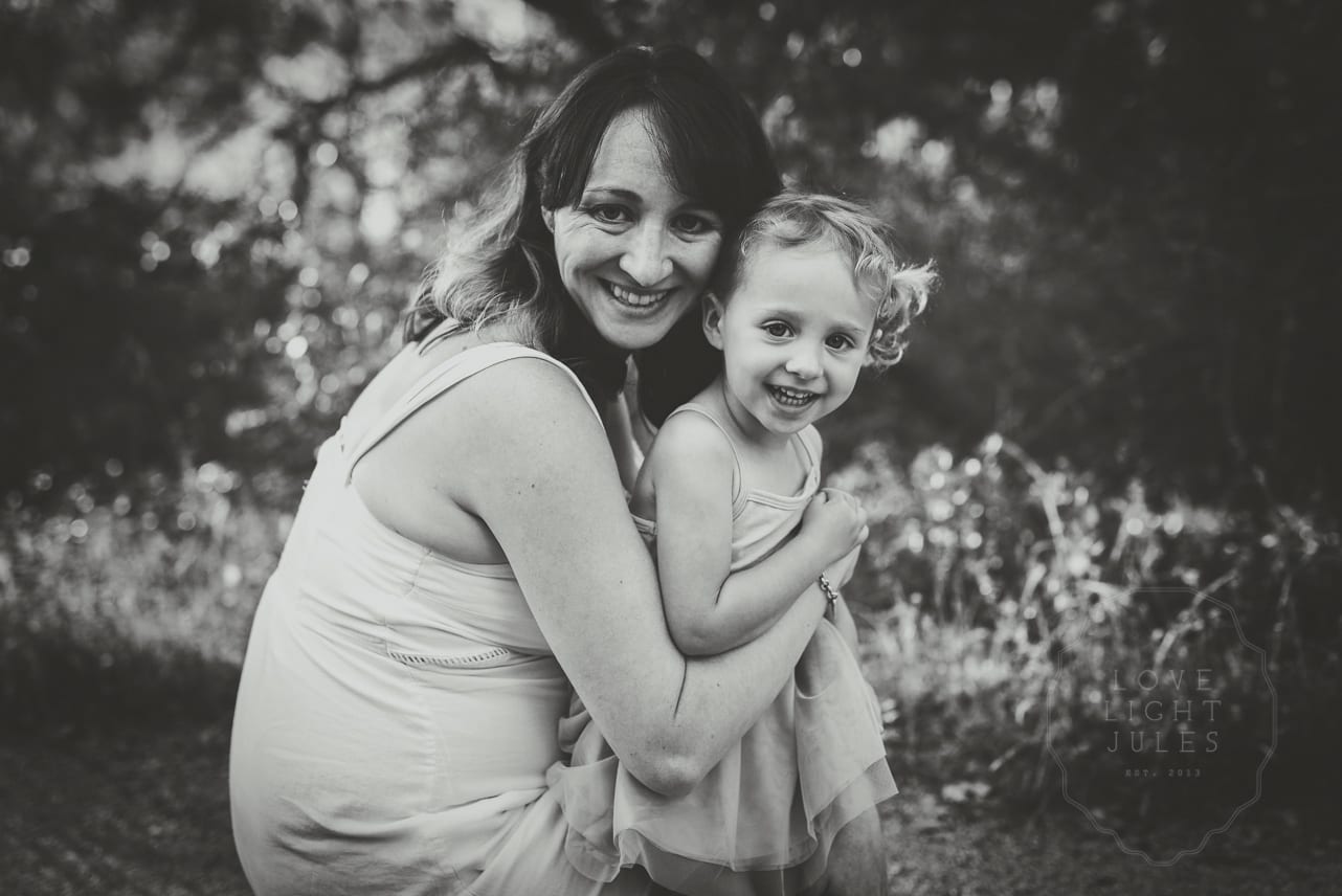 black-and-white-mommy-and-me-photograph-in-sacramento-nature