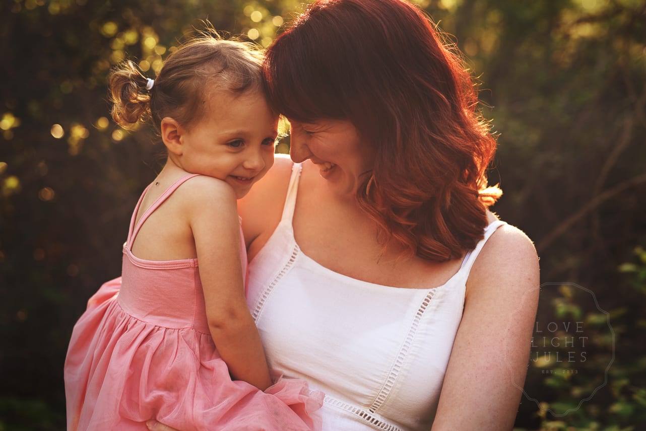 Portrait-of-mom-and-daughter-close-up-in-sacramento-lake