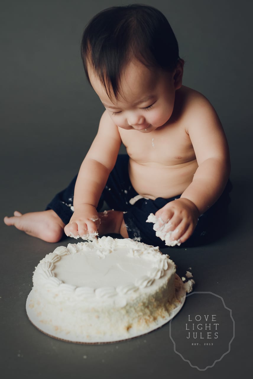 baby-ready-to-eat-cake-for-sacramento-portrait-session