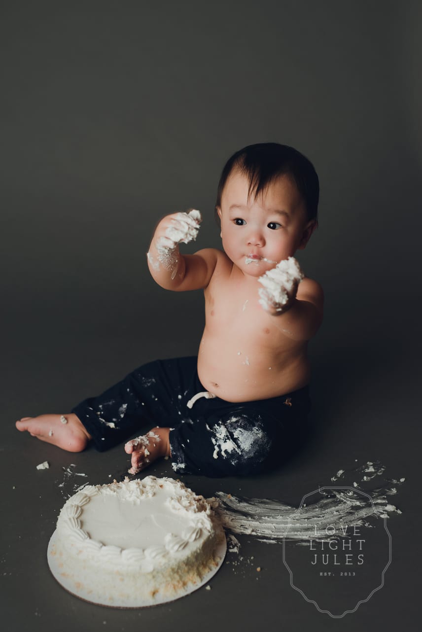 frosting-on-hands-during-1st-birthday-photo-shoot